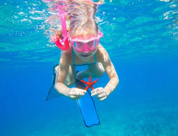 Chica con una estrella de mar — Foto de Stock