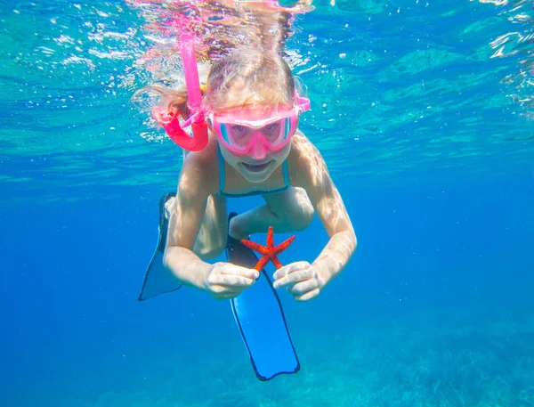 Menina com uma estrela do mar — Fotografia de Stock