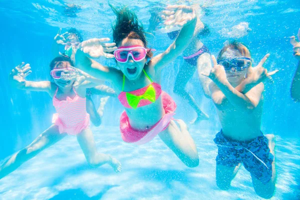 Crianças nadam na piscina — Fotografia de Stock