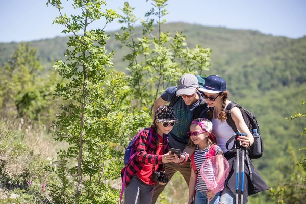 Family in a hike — Stock Photo, Image