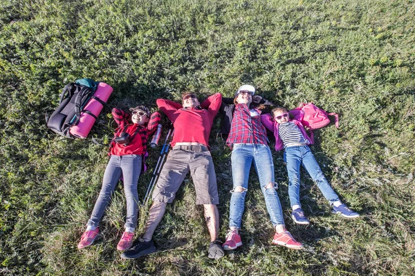 Família em uma caminhada — Fotografia de Stock