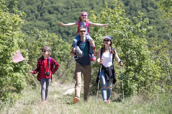 Familia en una caminata — Foto de Stock