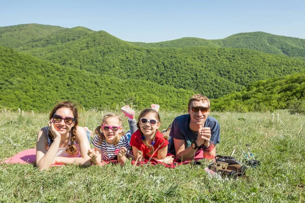 Famille en randonnée — Photo