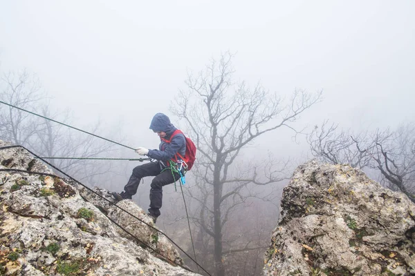 Alpinista nas montanhas — Fotografia de Stock