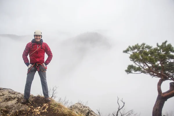 Montañero en las montañas —  Fotos de Stock