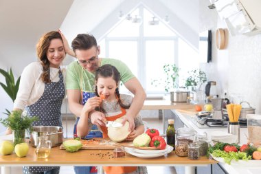 Evde mutfakta aile pişirme