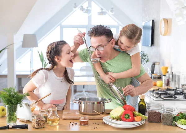 Семья готовит дома на кухне — стоковое фото