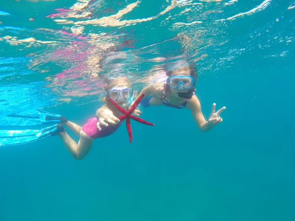 Girls with a starfish — Stock Photo, Image