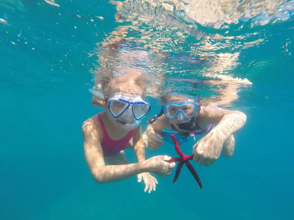 Chicas con una estrella de mar — Foto de Stock