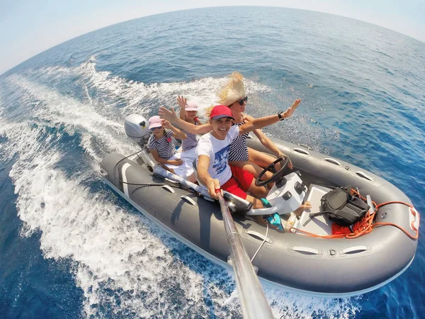Οικογένεια Παιδιά Που Ταξιδεύουν Φουσκωτό Μηχανοκίνητο Σκάφος Στη Θάλασσα — Φωτογραφία Αρχείου