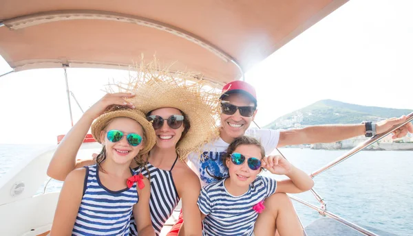 Family on sea yacht — Stock Photo, Image