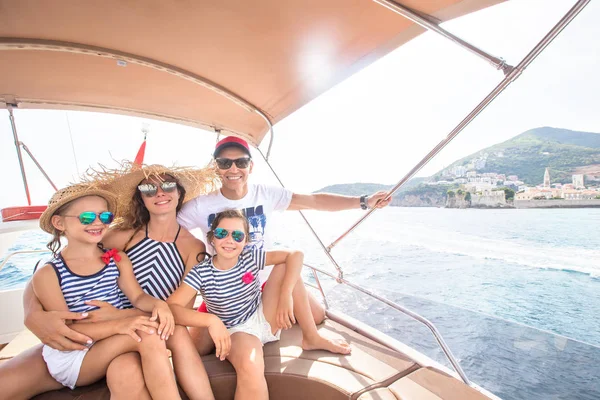 Family on sea yacht — Stock Photo, Image