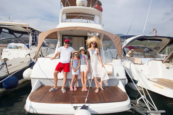 Happy Family Children Enjoy Relaxing Yacht Sea — Stock Photo, Image