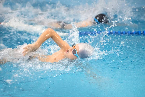 Jungen schwimmen im Pool — Stockfoto