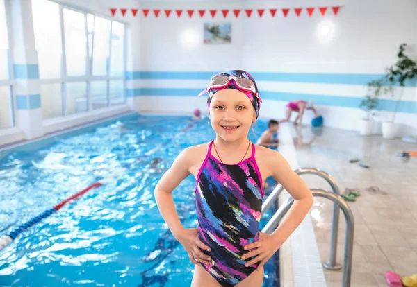 Kleines Mädchen im Schwimmbad — Stockfoto