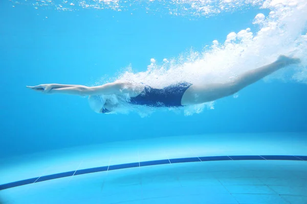 Menina nadar na piscina — Fotografia de Stock