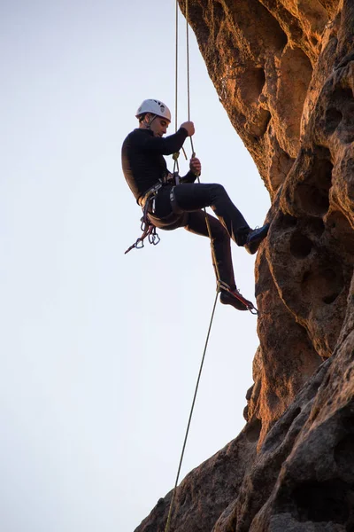 Escalador em montanhas — Fotografia de Stock