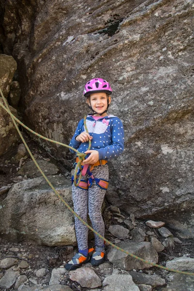 Küçük kız tırmanma — Stok fotoğraf