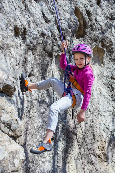 Küçük kız tırmanma — Stok fotoğraf