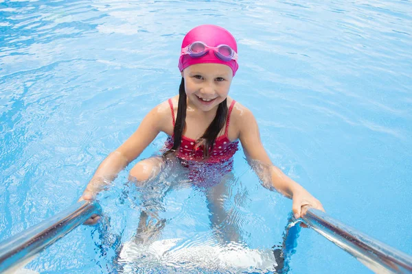 Chica nadar en piscina — Foto de Stock