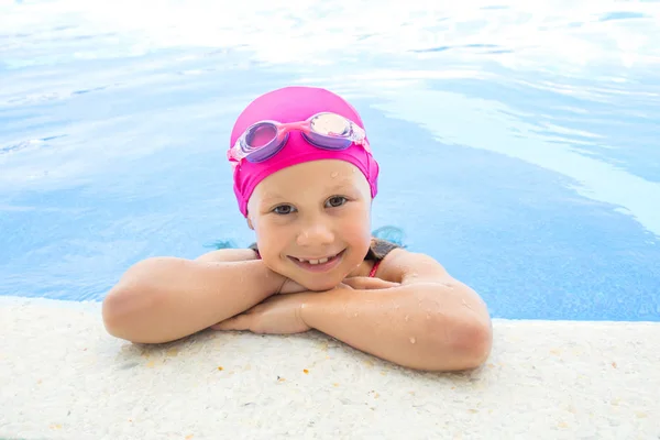 Ragazza nuotare in piscina — Foto Stock