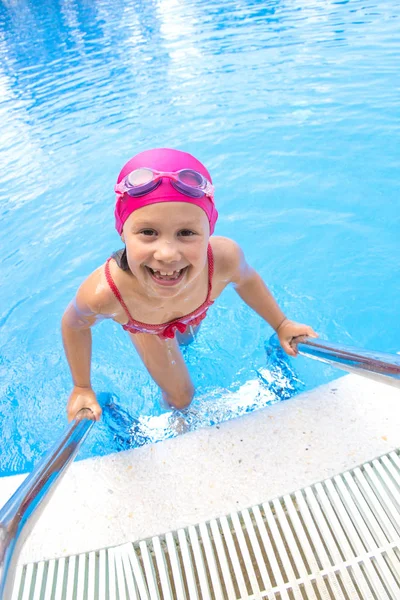 Ragazza nuotare in piscina — Foto Stock