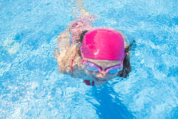 Chica nadar en piscina — Foto de Stock