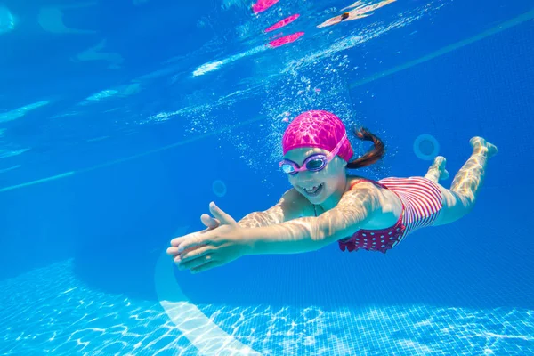 Flicka simma i poolen — Stockfoto