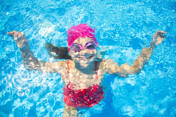 Chica nadar en piscina — Foto de Stock