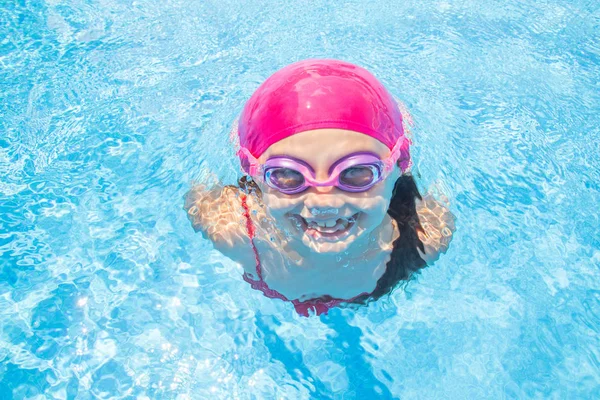 Lány úszni a medencében — Stock Fotó