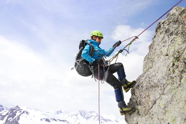 Alpinismo nas montanhas nevadas — Fotografia de Stock