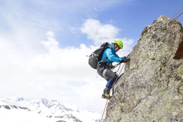 Alpinismus in den verschneiten Bergen — Stockfoto