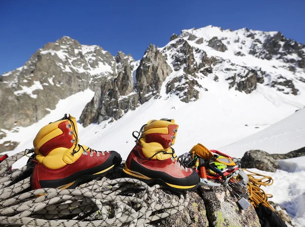 Alpinisme dans les montagnes enneigées — Photo