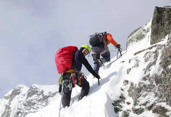 Alpinismo en las montañas nevadas — Foto de Stock
