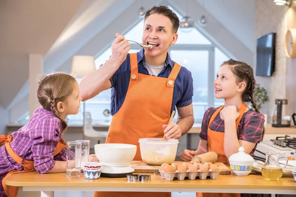 Familj Matlagning i köket hemma — Stockfoto