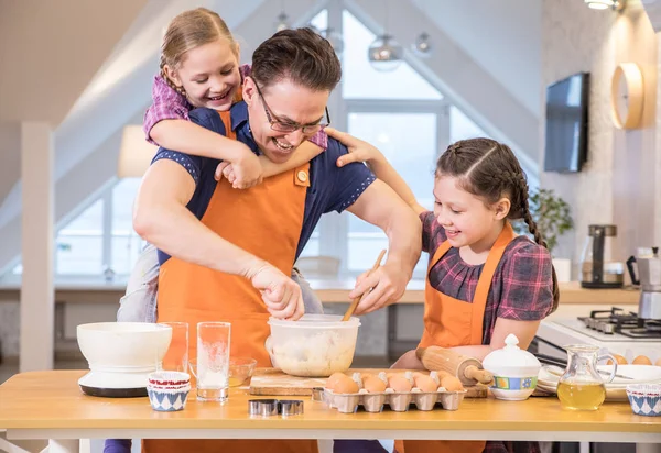 Family cooking in the kitchen at home — Stock Photo, Image