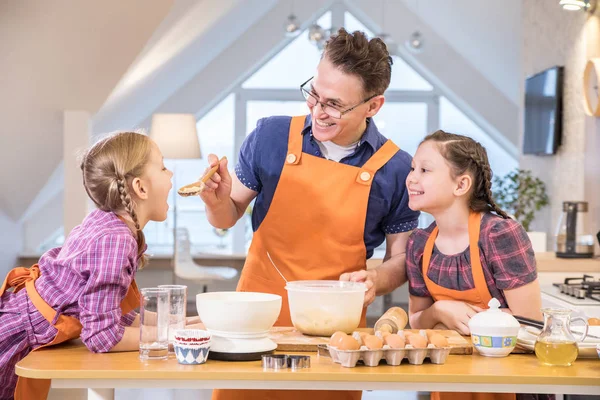 Family cooking in the kitchen at home — Stock Photo, Image