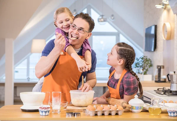 Family cooking in the kitchen at home — Stock Photo, Image