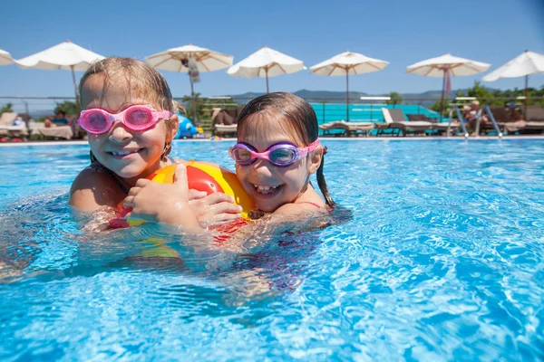 Los niños nadan en piscina — Foto de Stock