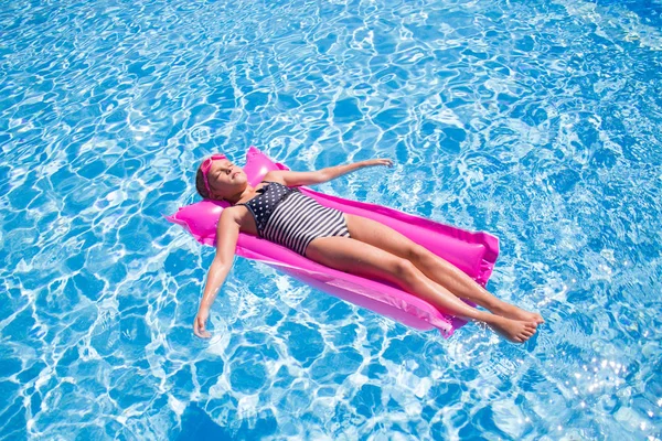 Bambini nuotare in piscina — Foto Stock