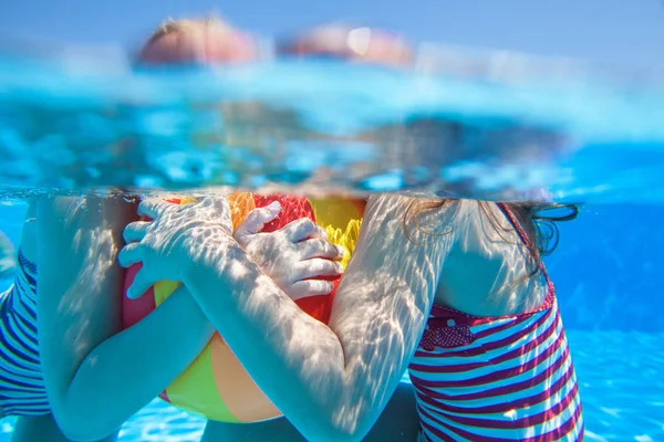 Діти плавають у басейні — стокове фото