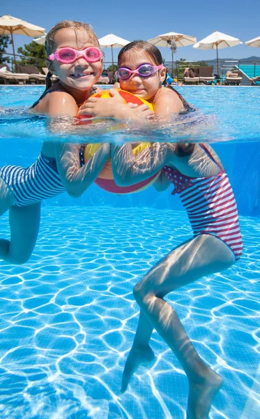Los niños nadan en piscina — Foto de Stock