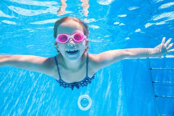 Barn simma i poolen — Stockfoto