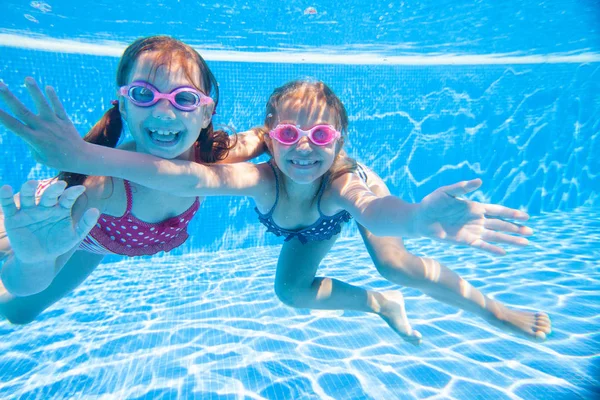 Los niños nadan en piscina —  Fotos de Stock