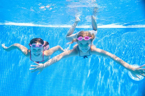 Crianças nadam na piscina — Fotografia de Stock