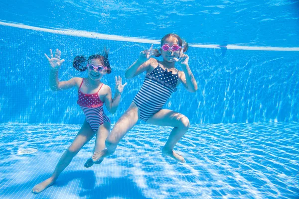 Les enfants nagent dans la piscine — Photo