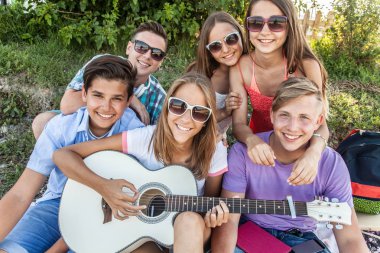 Bir grup genç gitarla vakit geçiriyor.