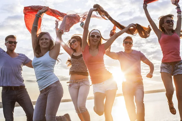 十代の若者たちのビーチ パーティー — ストック写真