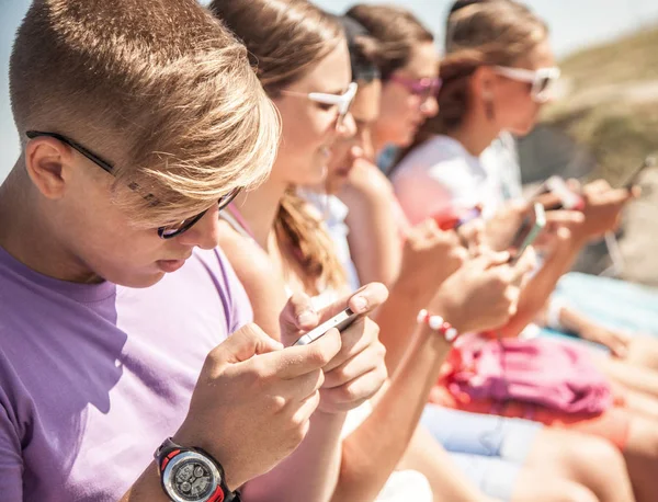 Groep Tieners Besteden Tijd Samen Met Gadgets — Stockfoto