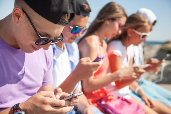 Grupo Adolescentes Passar Tempo Conjunto Com Gadgets — Fotografia de Stock